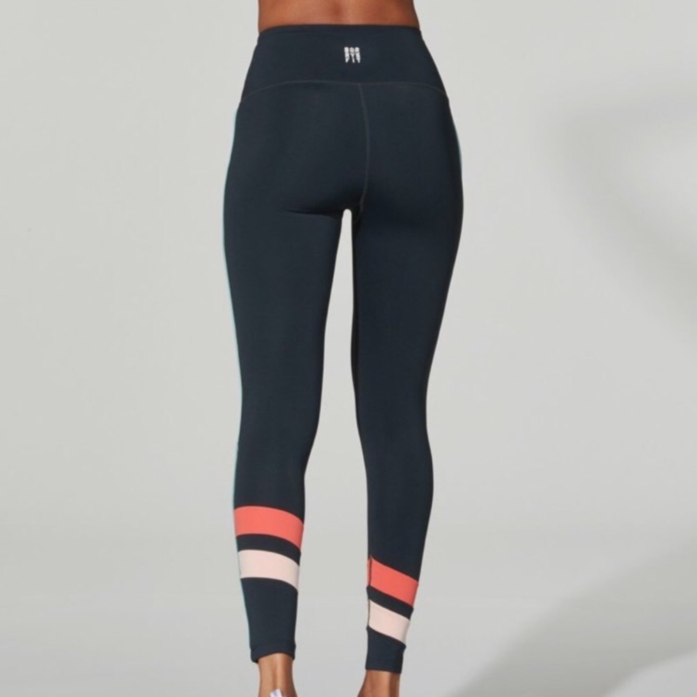Barry’s Fit High Waisted 7/8 Speed Leggings - Picture 3 of 5